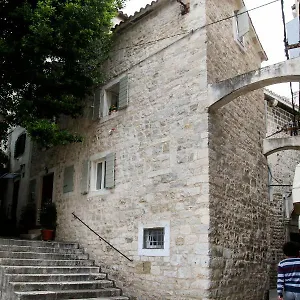 Apartment Dream, Split
